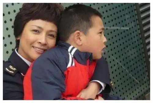 这位演员,让导演赵宝刚感到惋惜,如今的她却越活越自在了