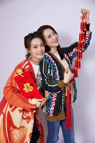 霍汶希与容祖儿合体拜年 笑容满面喜气洋洋