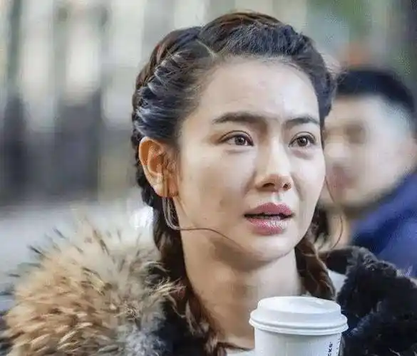 然而,我们大家看到的一般都是美颜滤镜之后的明星,他们在现实生活中