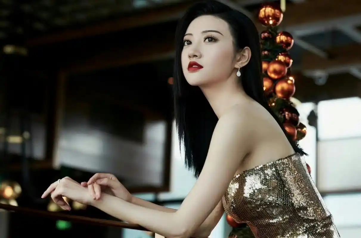 高贵优雅,妩媚迷人的#景甜# 一袭金色抹胸长裙,丰满傲人的事业线,前凸