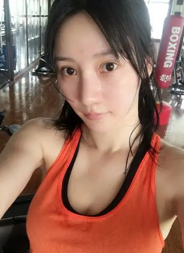 柳岩晒健身房自拍刚运动动后的她香汗淋漓