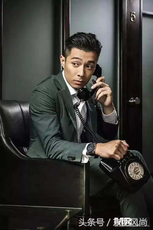 早秋系列与周柏豪标志性的黑色耳钉碰撞,复古港味不减,难掩风度,再现