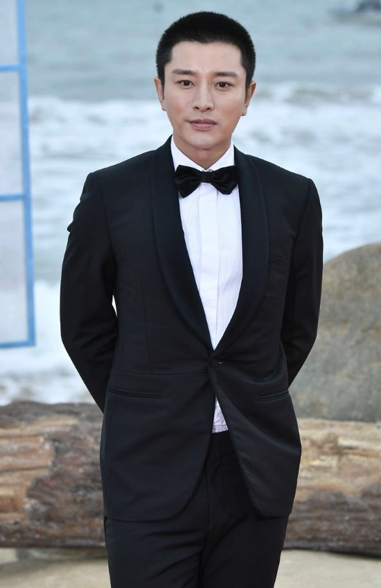 贾乃亮穿着一身黑色的西装酷帅十足