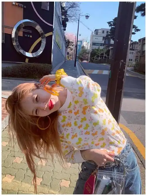 金泫雅晒歪头杀自拍女神还真就是活泼可爱这头歪的很清新靓丽