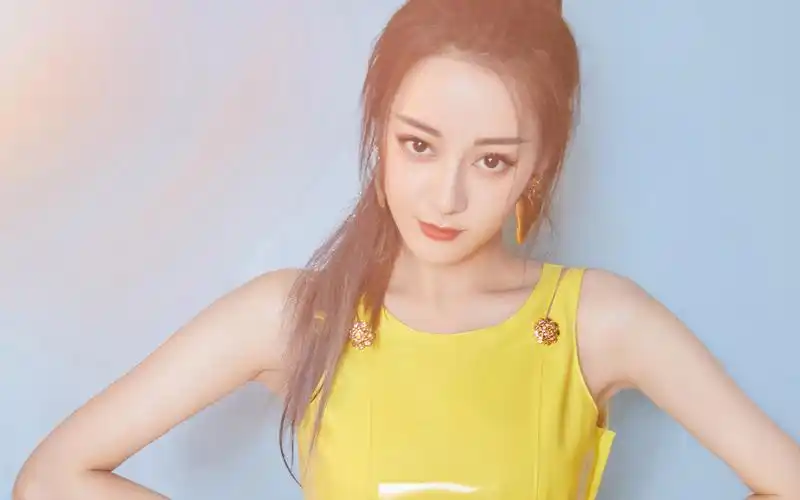 迪丽热巴呆萌俏皮写真图片壁纸