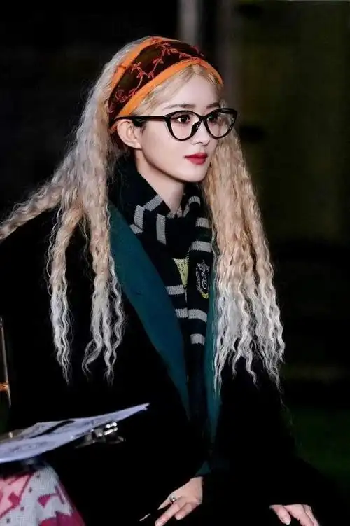 和吴亦凡张碧晨撕扯不清被骂上热搜的赵丽颖一点也不亏