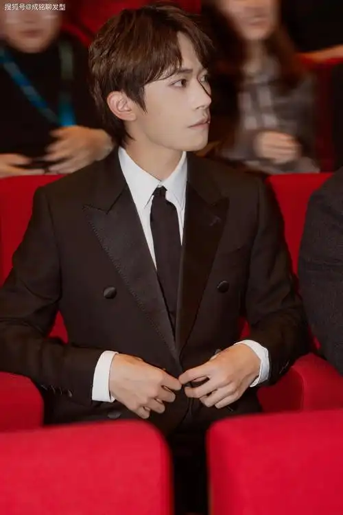 原创易烊千玺演唱会在即,西装造型酷炫,别样慵懒不失张扬与灼热!