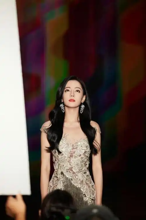 迪丽热巴的银色流苏高定裙:国风大美的完美演绎|礼服_网易订阅