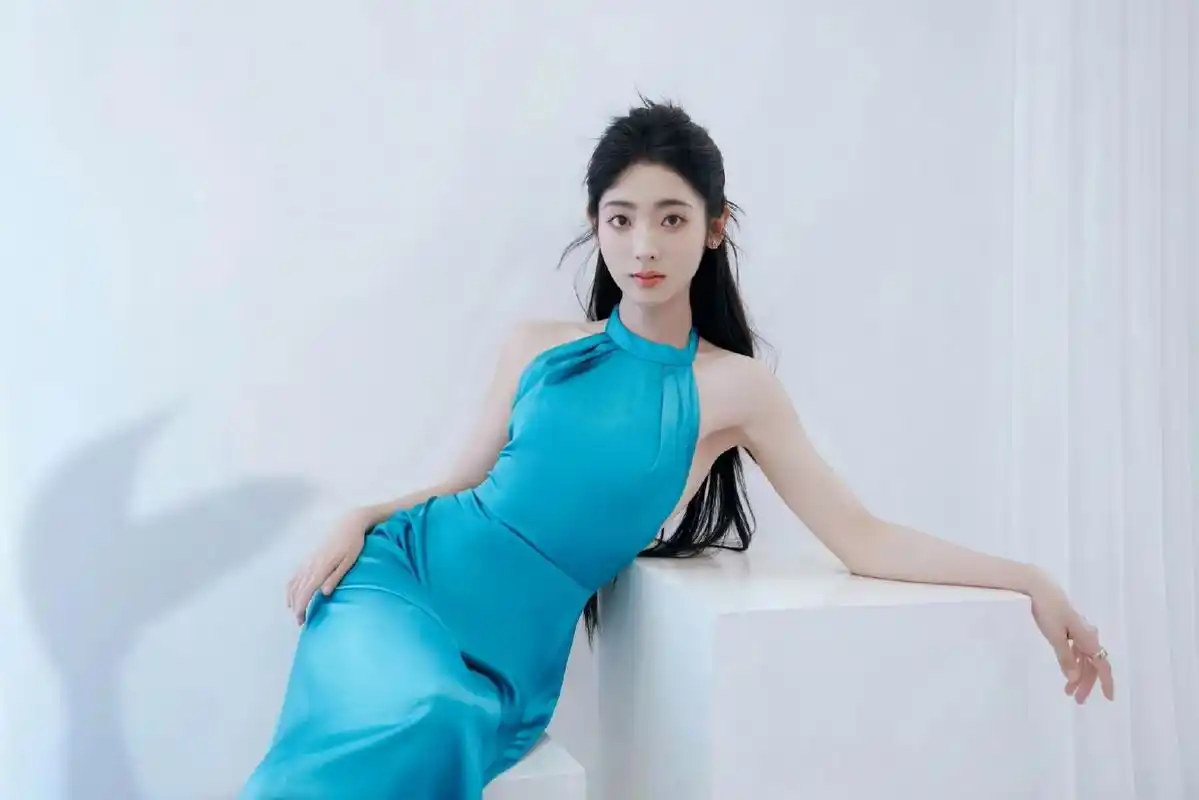 邢菲# 一袭蓝色挂脖露背礼裙,肤白貌美的容颜,清纯甜美的眼神,白皙
