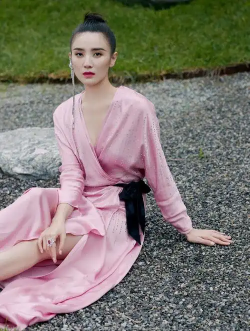 宋佳粉裙性感撩人写真图片