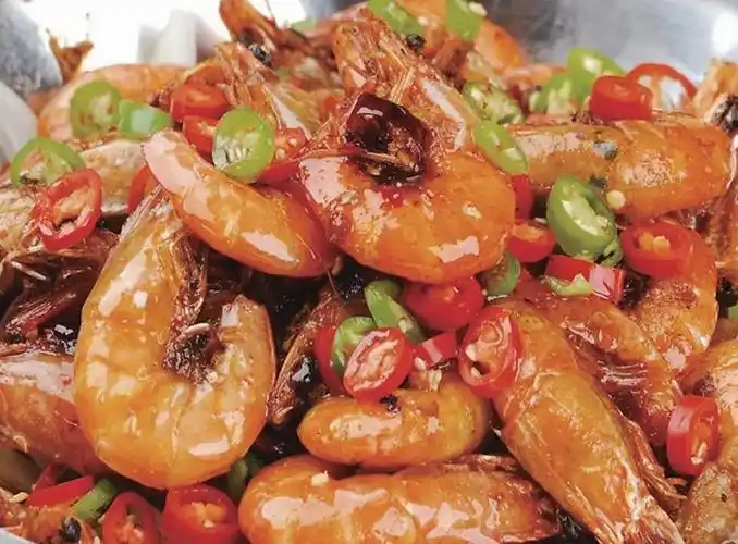 香喷喷的爆炒香辣虾,色泽红润,鲜香入味,让你连虾壳都不放过