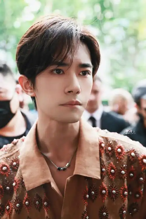 外媒镜头下的易烊千玺生图##易烊千玺 米兰时装周##emporio armani