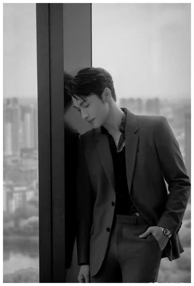 张彬彬墨绿西装搭配花卉衬衫帅气写真