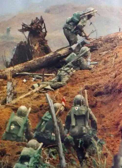 一组老照片重温对越自卫反击战的惨烈与悲壮