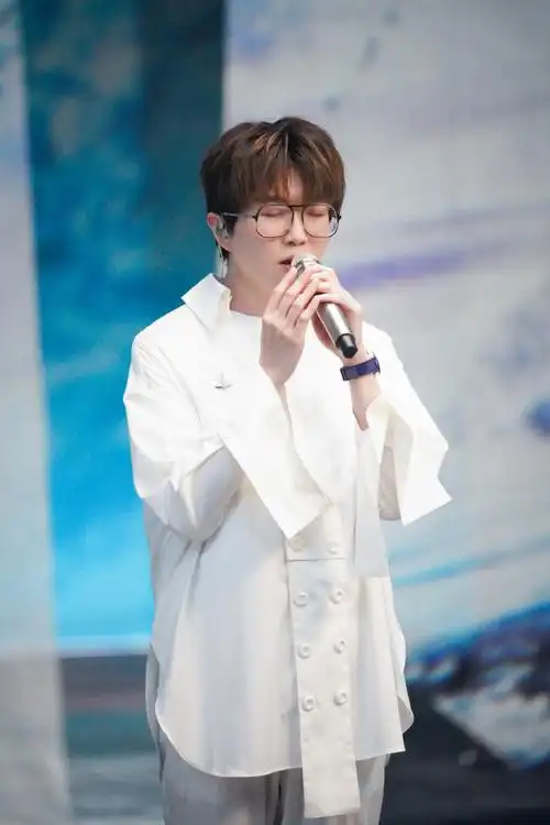 热爱向阳而生,@毛不易今日份帅气请查收