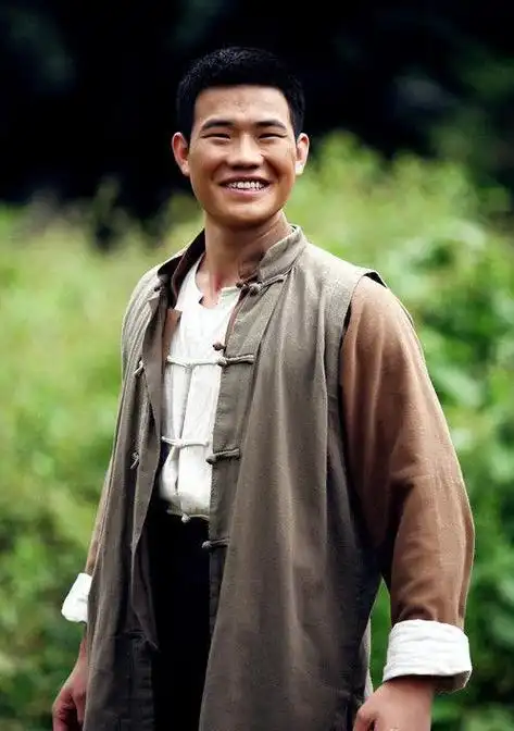 谢孟伟《边城》剧照谢孟伟气质硬朗,形象彪悍,功夫了得,主演的大多是