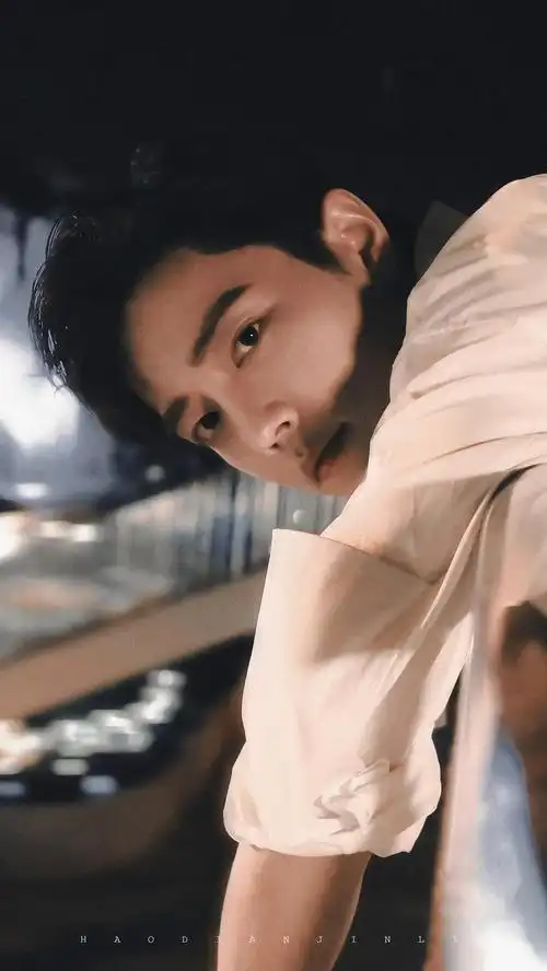 睡不着,放几张肖战帅照!