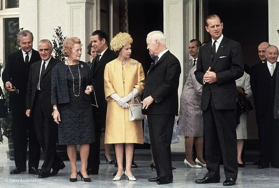 英女王身高162,却从不穿"恨天高",鞋跟不超过5公分,依然优雅