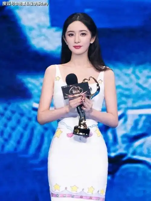 杨幂现身央视春晚彩排最近几套穿搭可以说过冬过节都很不错