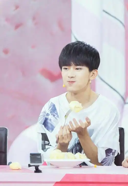 易烊千玺 #tfboys 湖南卫视夏日甜心 吃榴莲 高清 可爱 甜萌