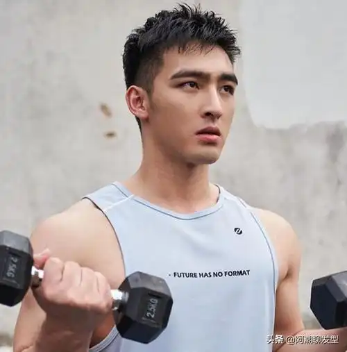 2020夏季男生流行发型参考12020夏季男生流行发型参考22020夏季男生