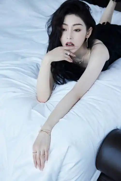 张天爱黑色吊带连衣裙大长腿性感写真_身材_网友_爱的