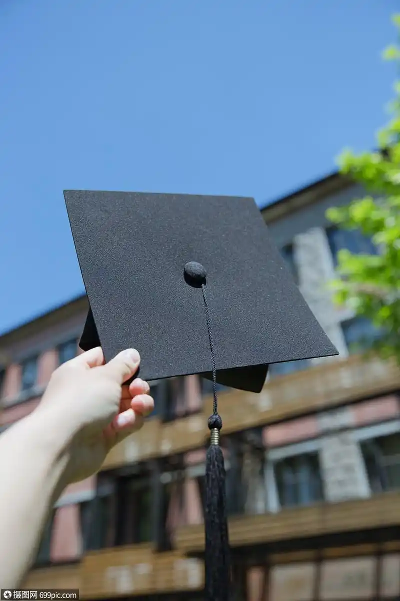 大学教室前手拿学士帽的人