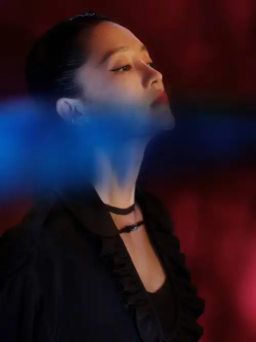 29岁李沁一改清纯路线写真穿吊带长裙小漏香肩冷艳霸气获好评