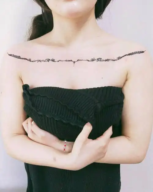 迷你清小新花胸纹身图片_胸部小清新纹身图案