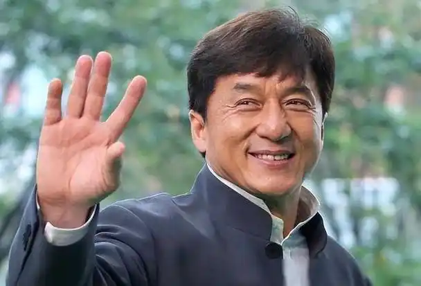 69岁成龙参加活动近照曝光!头发胡子花白老态龙钟