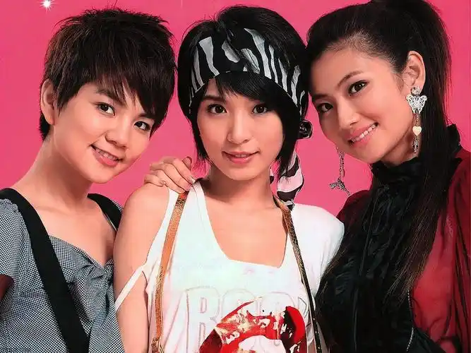 三位姐姐越来越漂亮啦;大家也祝she圣诞快乐,时光不老;我们少女甄