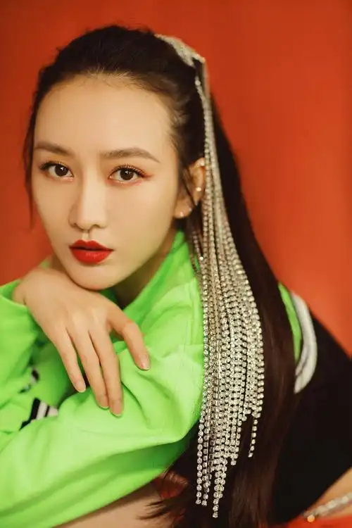 王鸥着拼色个性女团风运动装 身材管理满分