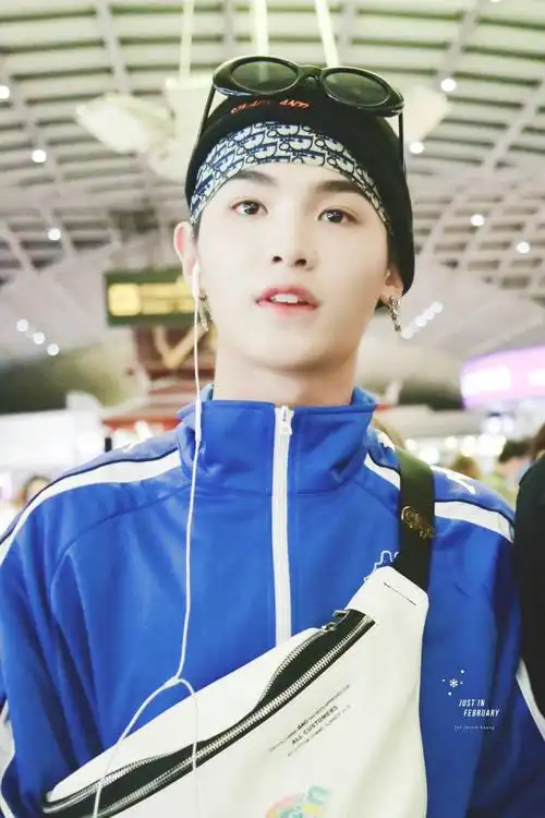 黄明昊justin蓝发