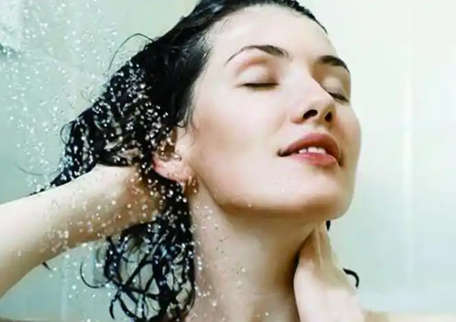 ⑥最后将头发冲洗干净即可,如有需要可以重复两次发膜.