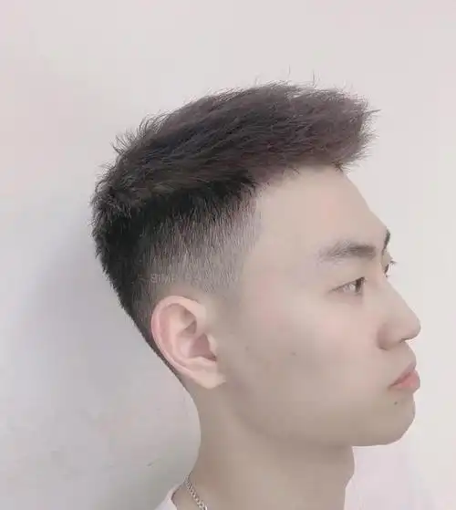 寸头小平头简单的发型,就是对颜值和头型的要求比较高,体现男士的硬朗