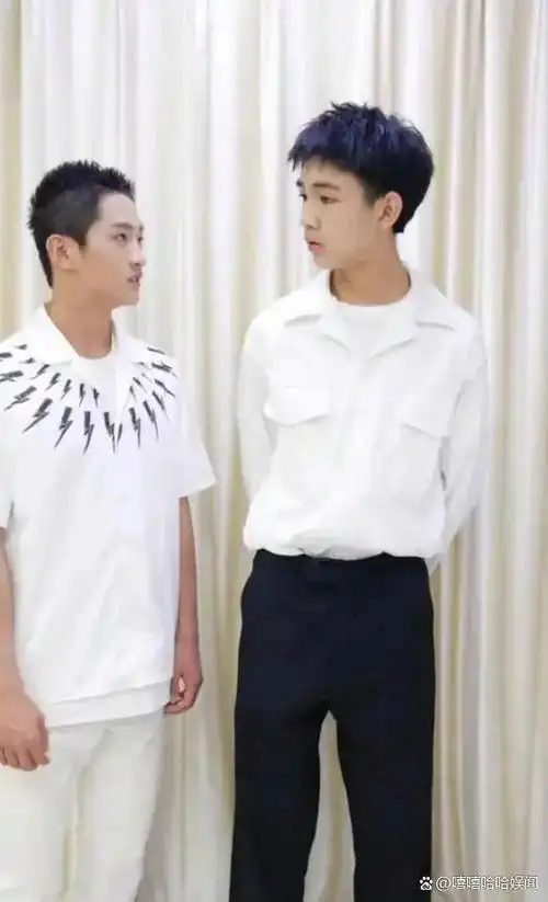 他的父母都不高,妈妈160cm爸爸170cm,小时候被医生诊断说"勉强能到174