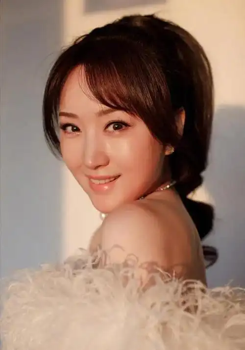 52岁杨钰莹亮相时装周一身行头超20万网友扒出她的神仙生活