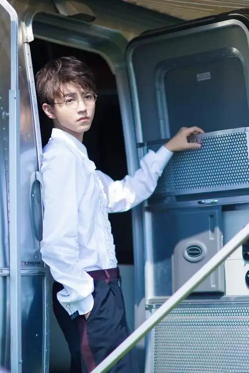 王俊凯《时尚芭莎》拍摄花絮高清美图