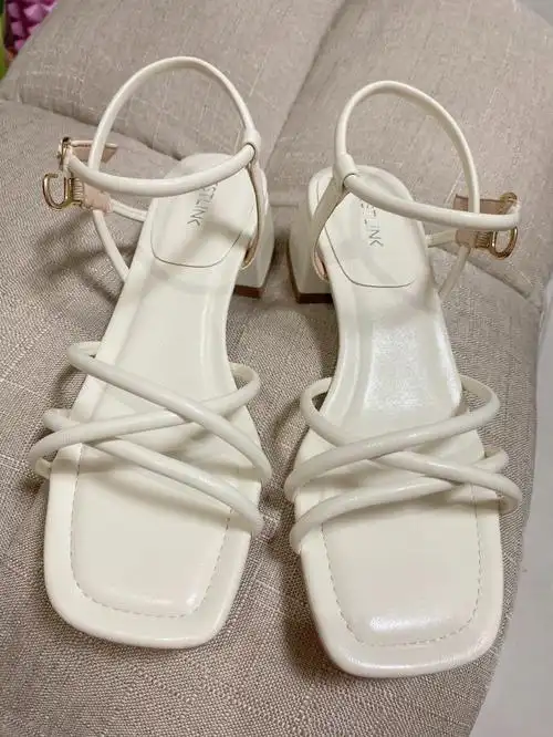 这白色凉鞋可以入60上脚也好看