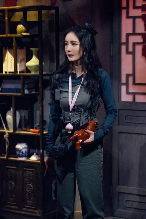 密逃4杨幂最新剧照##杨幂密逃古宅探险剧照