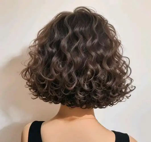 全头烫波波头是一种比较经典的波波头发型,适合各种发质的女性