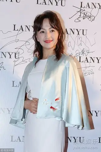 45岁罗海琼白色长裙露美腿小卷发减龄100分