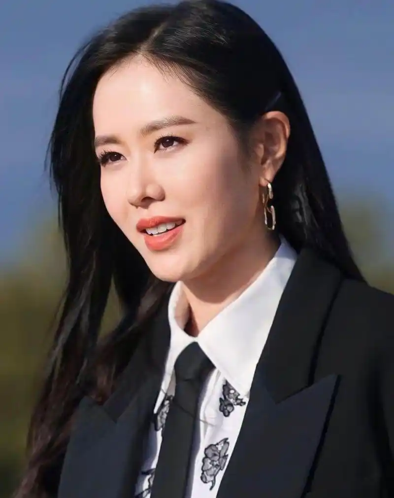 孙艺珍颜值回春,穿二分裙显瘦又吸睛,"真实腿型"一目了然!