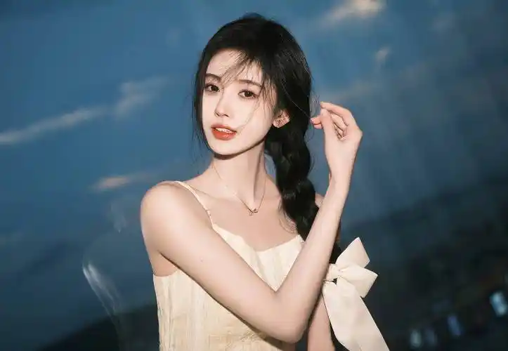 鞠婧祎身穿蝴蝶结公主裙,俏脸柔美可人,梳着麻花辫子,美得让人窒息-爱