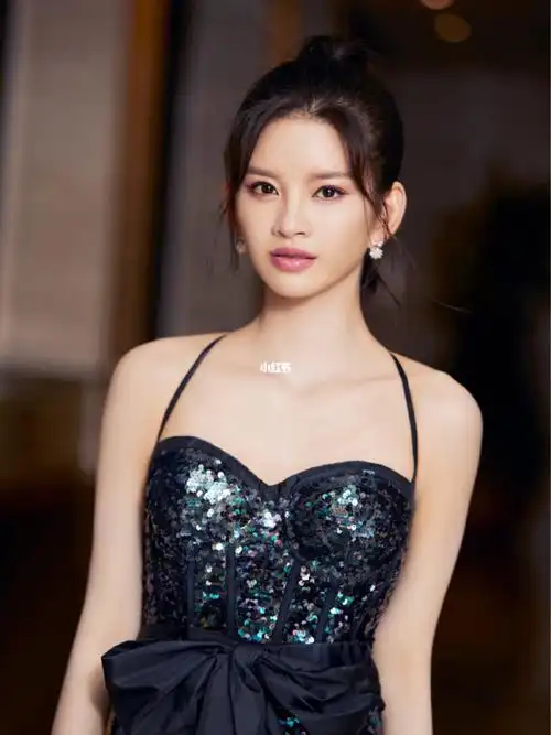 林思意"璀璨"礼服出席上海国际电影节红毯