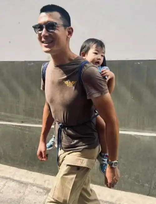 朱珠晒全家游大理,体验扎染却被质疑摆拍,老公背女儿画风接地气|李现