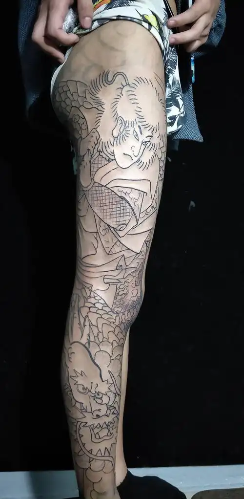 云龙九郎花腿线条纹身图片腿部老传统云龙九郎花腿纹身图案