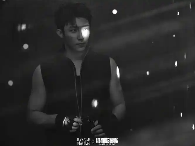 黄景瑜超话黄景瑜×时尚芭莎    黄景瑜×王一博《维和防爆队》时尚