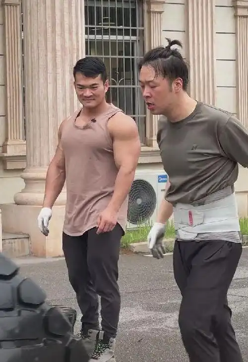 杜海涛的大肚子不见了,身上还能看出肌肉,健身教练透露,杜海涛已经