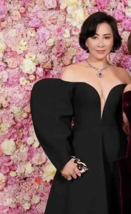 刘嘉玲56岁生日大办派对穿深v礼服戴珠宝好隆重梁朝伟也现身